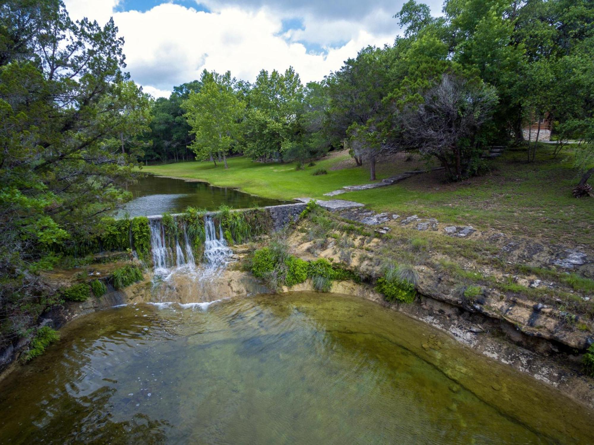 Falls Log Home Wimberley Eksteriør billede